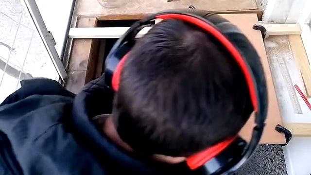 Циркулярка из болгарки на балконе. Делаем дубовые колышки.