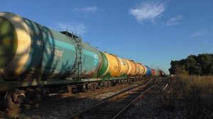 2ТЭ10М-3004 с грузовым поездом отправляется со станции Серные Воды