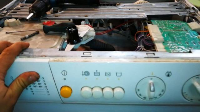 Стиральная Zanussi не крутит барабан, но сливает и наливает воду.