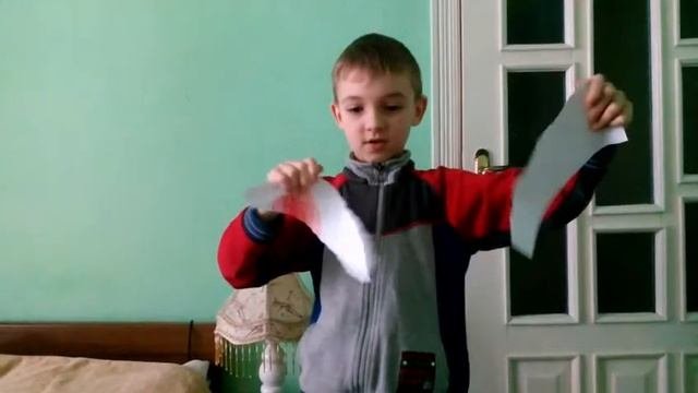 Из помятых кусков бумаги делаю рисунок