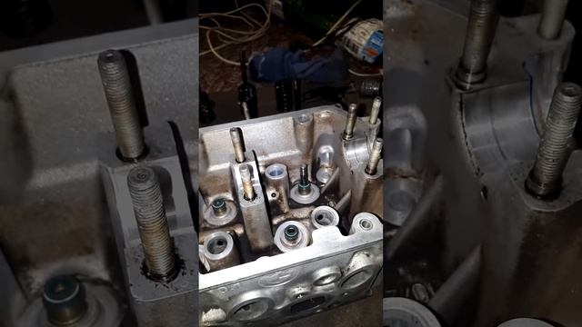 Меняем маслосъемные колпачки правильно смотреть онлайн