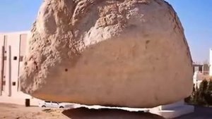 КАМЕНЬ висит в воздухе невероятные чудеса природы