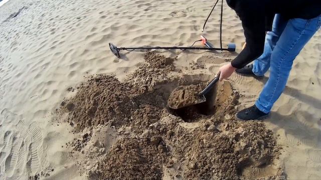 Копаем все! Пляжный коп и парад парашютистов!