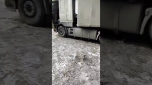 Фуры буксуют,не могут стронутся!Большегрузы шлифуют лёд!