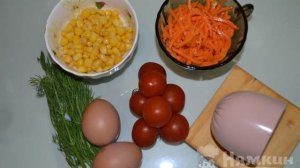 Салат с кукурузой и колбасой