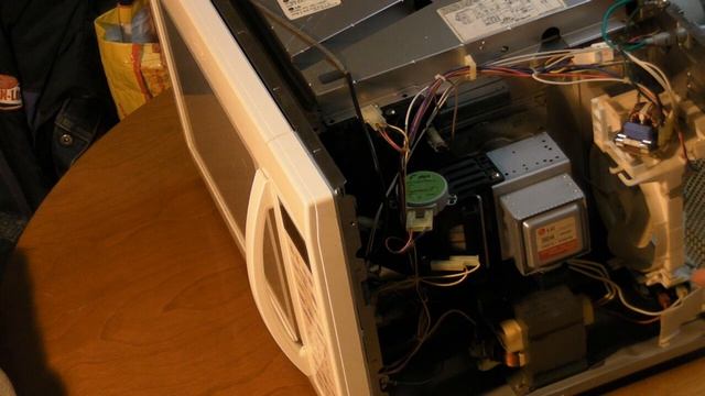 How to change the oven light on a LG intellowave Model MC-156SH microwave / convection oven combo. смотреть онлайн