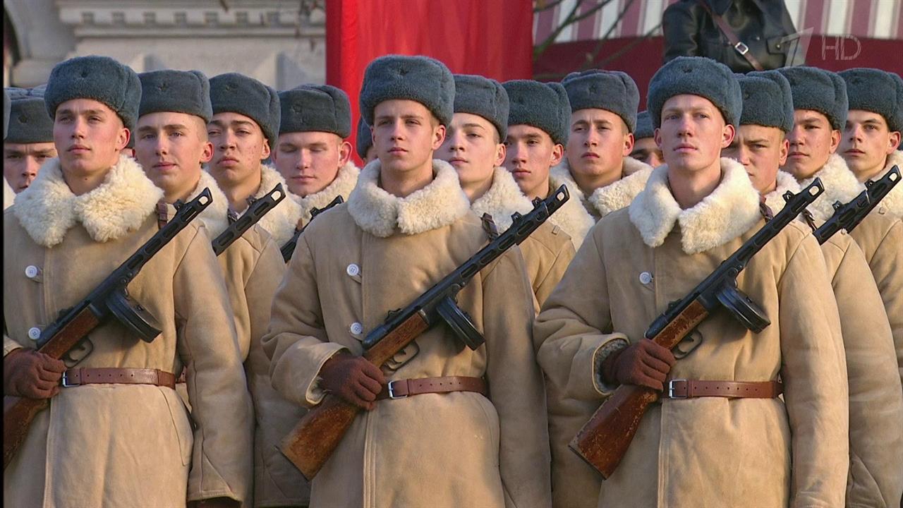 Moscow moscow немецкая. Парад 41 года 7 ноября. Москва 1941. Красноармейцы на параде 1941 7 ноября. Парад 7 ноября 1977.