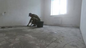Выставляем маяки для "мокрой" стяжки. Выравнивание пола самому