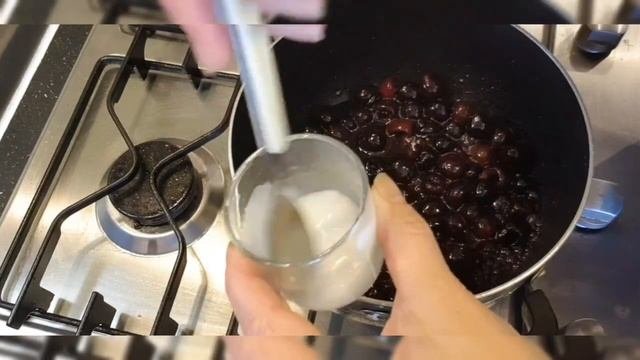 Быстрый десерт из сметанного суфле с вишней и шоколадом#десерт#без_выпечки