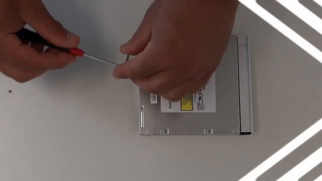 Toshiba Satellite C870: Замена привода оптических дисков смотреть онлайн