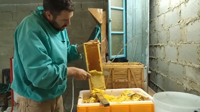 Откачка меда медогонкой. Как распечатывать рамки с медом смотреть онлайн