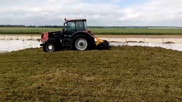 Трамбовщик силоса: работа на базе Великосельское Агро смотреть онлайн