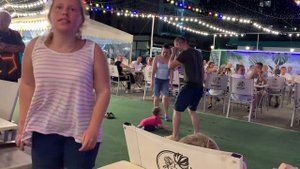 Шалунья осень,поёт Владимир в Адлере.mp4