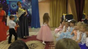 Вручение подарков и цветов воспитателям выпускниками садика.