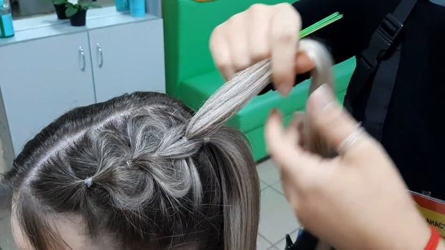 Вариант прически в школу на 1 сентября с элементами косичек. День Знаний