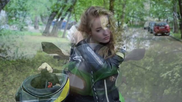 Мотоциклистка катается на Kawasaki Ninja по Москве