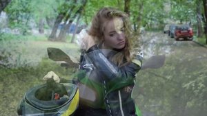 Мотоциклистка катается на Kawasaki Ninja по Москве