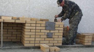 Кладка камина-барбекю с печью под казан и столами.