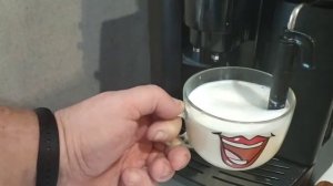 Приготовление латте на DeLonghi ESAM 3000.B