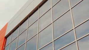 Установка вентилируемых фасадов и фасадного остекления торгового цетра.