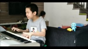 мальчик с ума сошел играет на пианино Безумная песня Мяу-Мяу