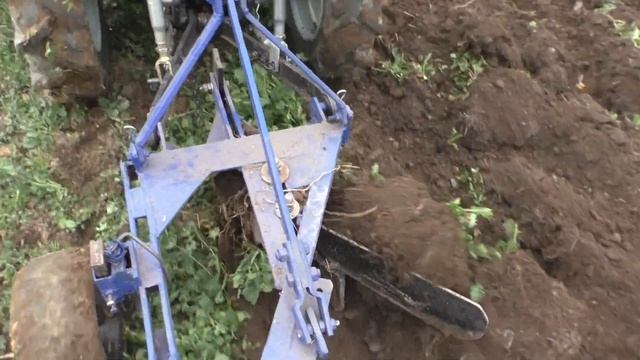 Вспашка огорода минитрактором ISEKI с самодельным плугом.