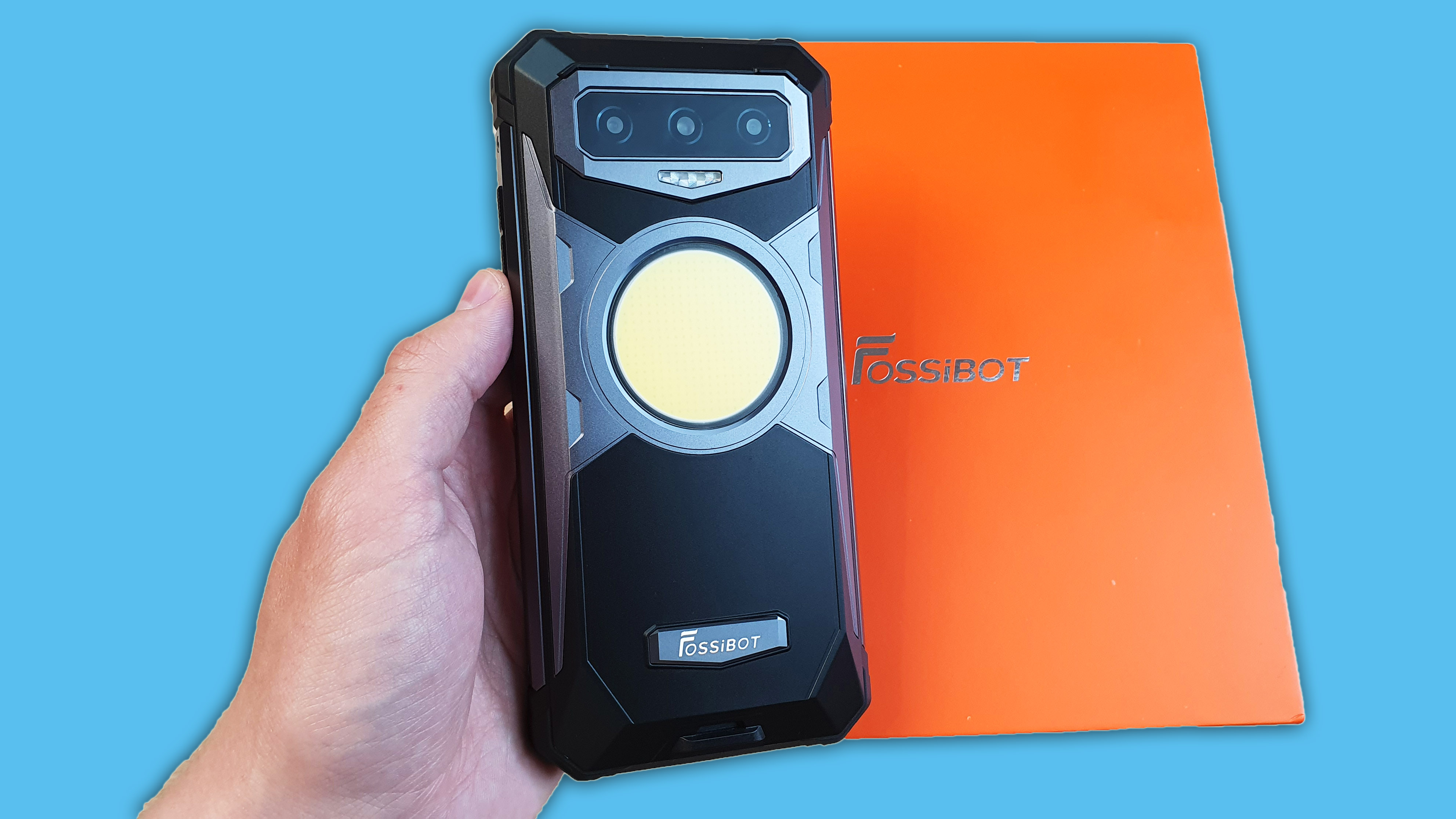 FOSSIBOT F102 - ТЕЛЕФОН С БАТАРЕЕЙ 16500MAH И МОЩНЫМ ФОНАРЕМ СЗАДИ!