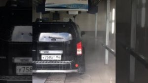 Робот моет черный джип. Полный цикл 5ти минутной мойки. Робототехника Вашербот Бриз Стандарт.