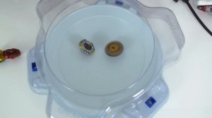 Beyblade Burst. Бейблэйд Берст против Бейблейд Горячий металл. Очень неожиданный результат