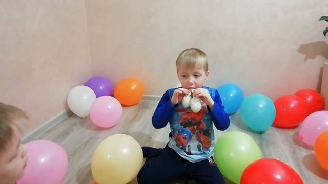Учим цвета на английском и русском с воздушными шарами! Дети весело проводят время!