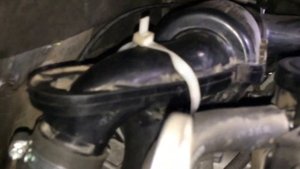 Renault Trafic, 2L, 2011 год. Патрубок турбины.