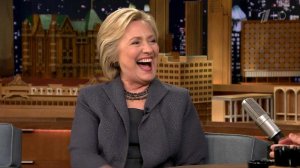 В США ведущий телешоу встретил Хиллари Клинтон, надев медицинскую маску