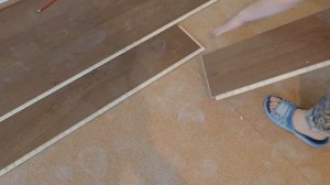 Как уложить ламинат или паркет в одиночку - все секреты...