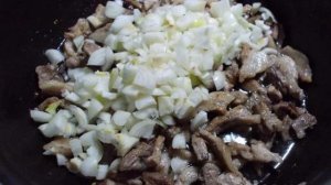 Макароны с мясом в сливочно-сырном соусе на сковороде