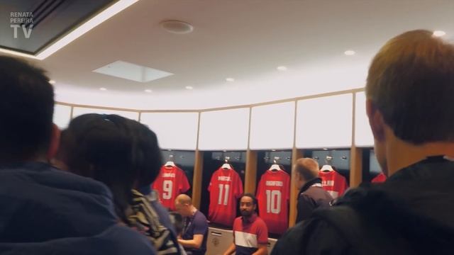 Old Trafford Stadium Tour - MANCHESTER UNITED! UK Travel Vlog