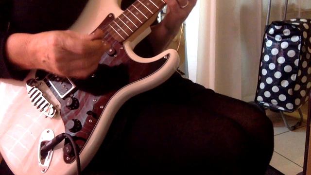 Dorian LRQC-2L bridge on Cheap Squier 'Bullet' Strat смотреть онлайн