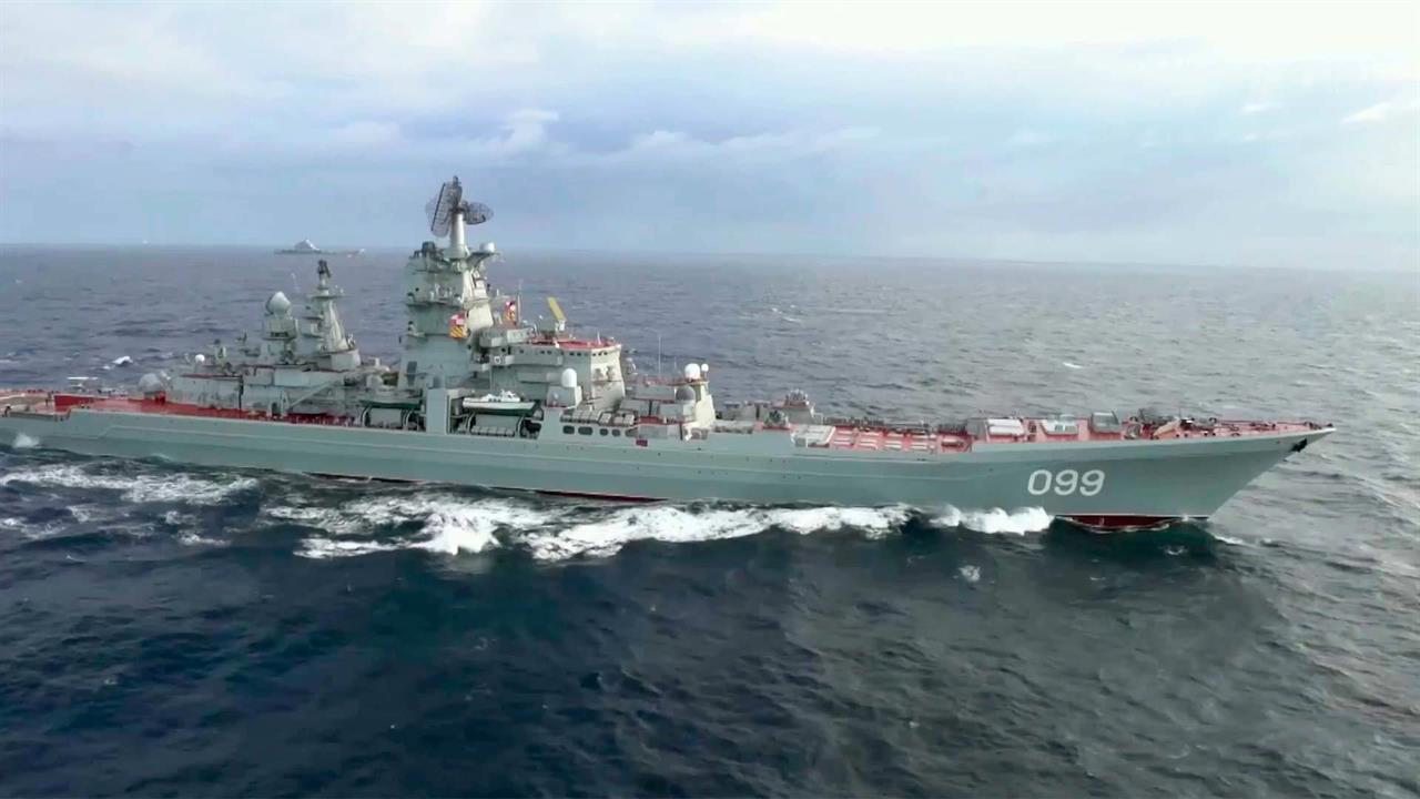 После похода в Сирию экипажи авианосца "Адмирал Ку...ейсера "Петр Великий" чествовали в Североморске