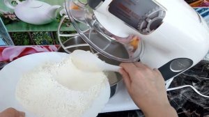 Закладка ингредиентов для приготовления дрожжевого теста в кухонную машину Polaris PKM 1101
