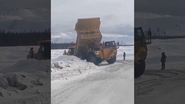 Тяжелые Российские Дороги! Даже Гиганты не могут заехать в горку.