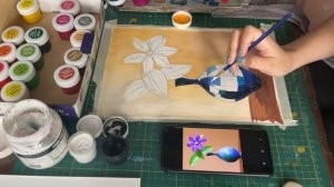 Декоративный натюрморт - ваза с цветком