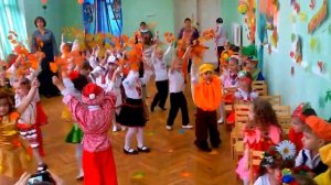 Утренник "Осенняя ярмарка" 9. Танец с листиками "Листик листик листопад"