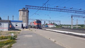 Тепловоз ТЭП70-0376 на станции Обозерская прицепляется к поезду 116Щ Москва - Архангельск.