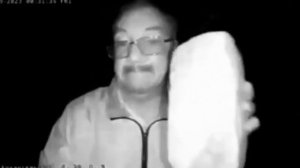 Пьяный мужик ломает камеру домофона / видео моë тоесть оно единственное / Оригинал
