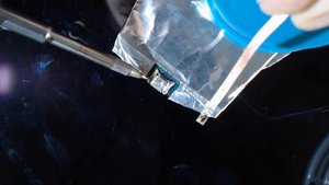 Выпаиваем micro-usb разъем на мобильном телефоне.