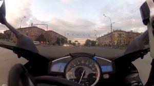 Мотоциклист едет со скоростью 300км/ч по Москве.