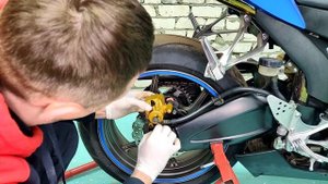 Замена тормозных колодок, замена и прокачка тормозной жидкости на KAWASAKI ZX-6R