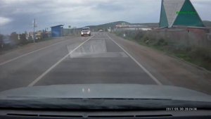 Самолет над дорогой. Россия.
