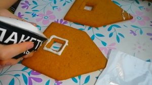 Как склеить пряничный домик ?)