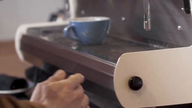 How To Make A Flat White At Home [Simple Tutorial] смотреть онлайн