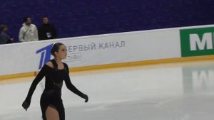Камилла Валиева и Софья Акатьева на разминке. Акатьева падает лицом с тройных акселей. Контр.прокат